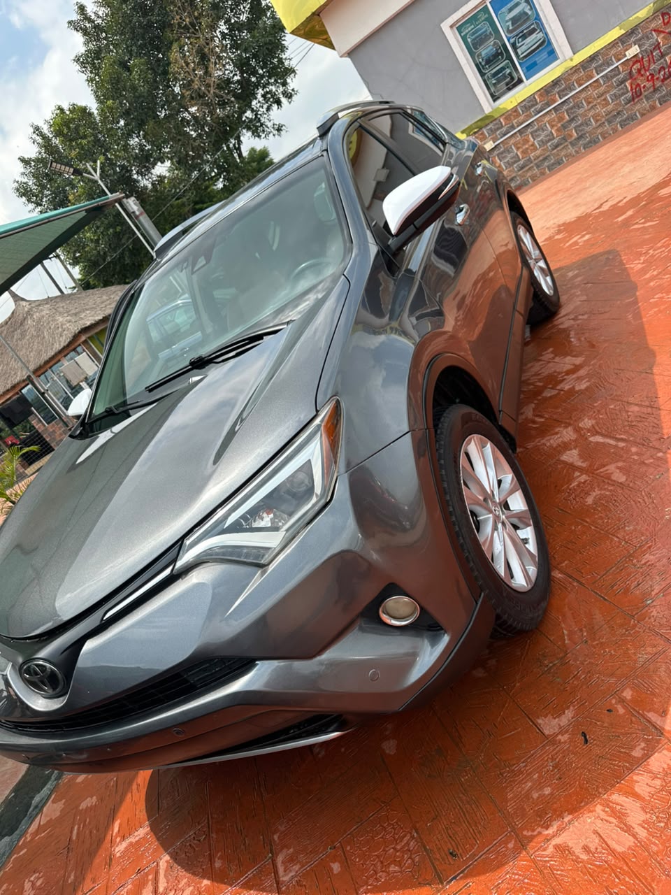 
								Unregistered Toyota RAV-4 2017 model, everything is working perfectly going for 16m abujadeal full									