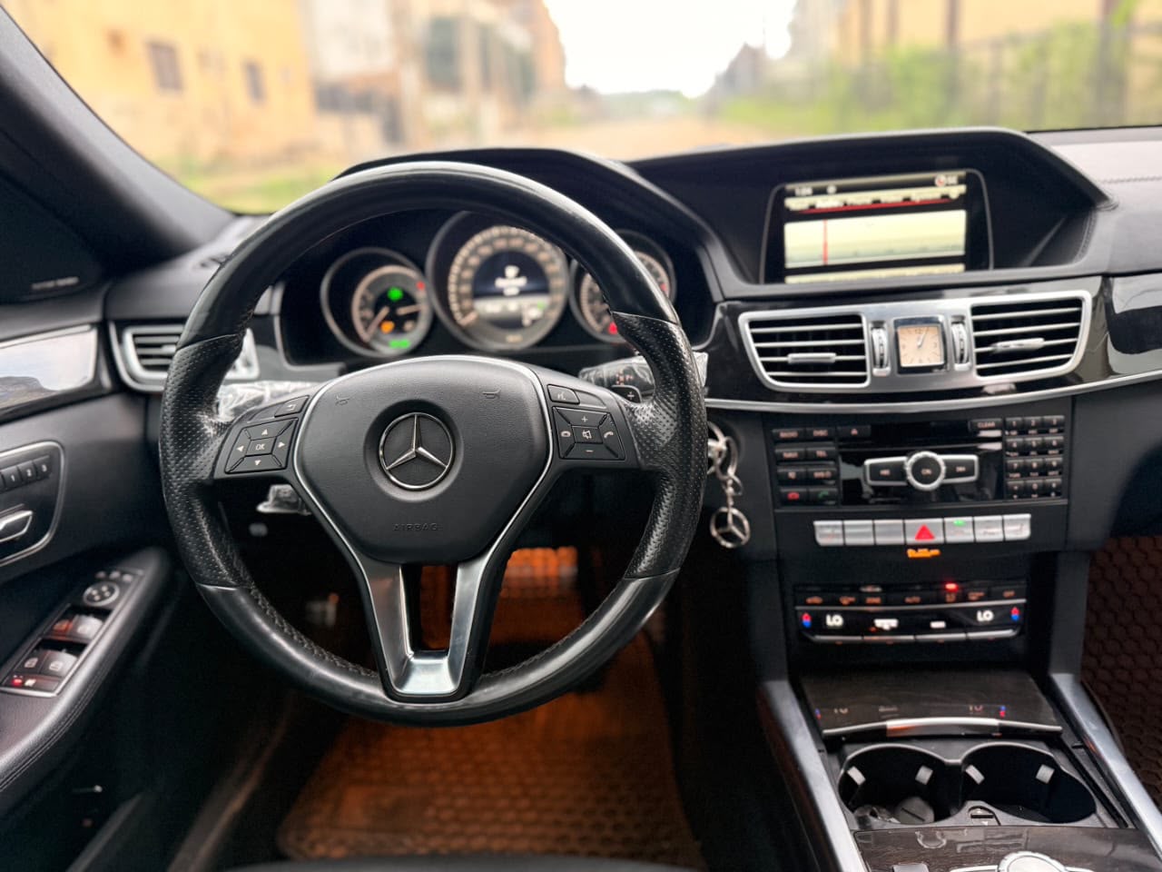 
								Good Deals  Distress Sell  Foreign used Mercedes Benz E400 2015 for just 19.9m Abuja full									