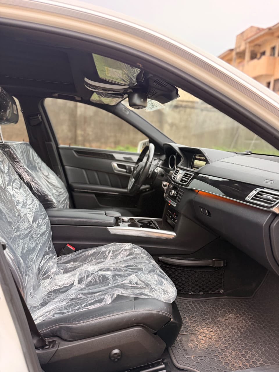
								Good Deals  Distress Sell  Foreign used Mercedes Benz E400 2015 for just 19.9m Abuja full									