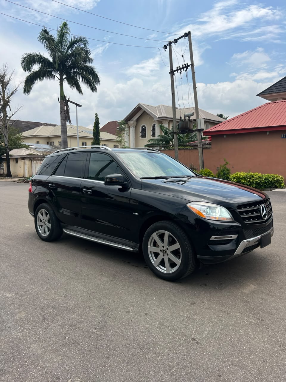 
								Classic distress 2013 ML 350 with untampered engine and gear AC chilling first body price 13m location Abuja owners house  Obinwanne full									