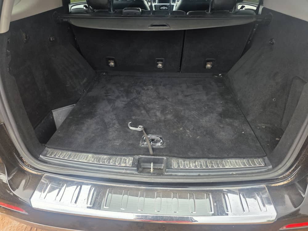 
								Classic distress 2013 ML 350 with untampered engine and gear AC chilling first body price 13m location Abuja owners house  Obinwanne full									