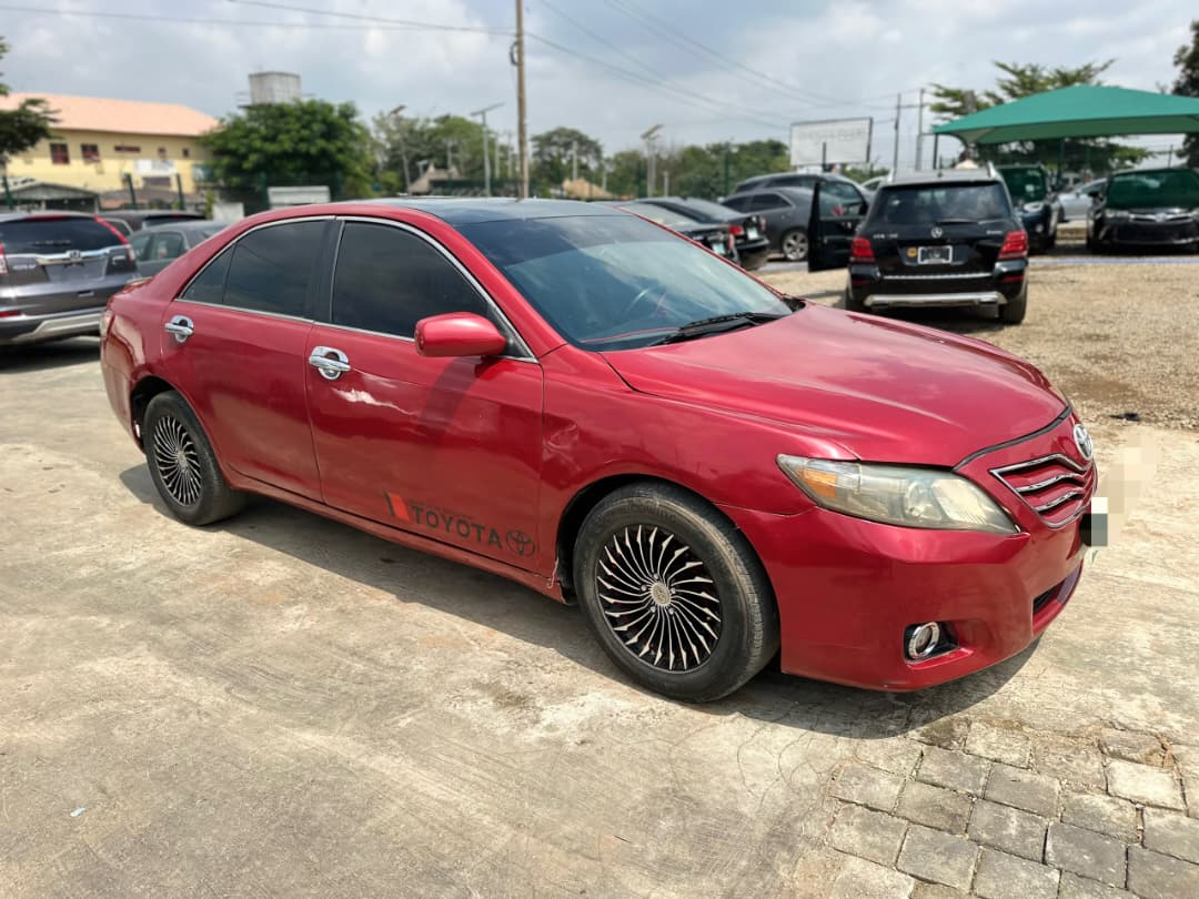 
								Clean and sharp 2008 Toyota Camry LE with original papers and sound engine and gear ac chilling everything working buy and drive.  💰 5.5 million naira only 📍 Abuja full									