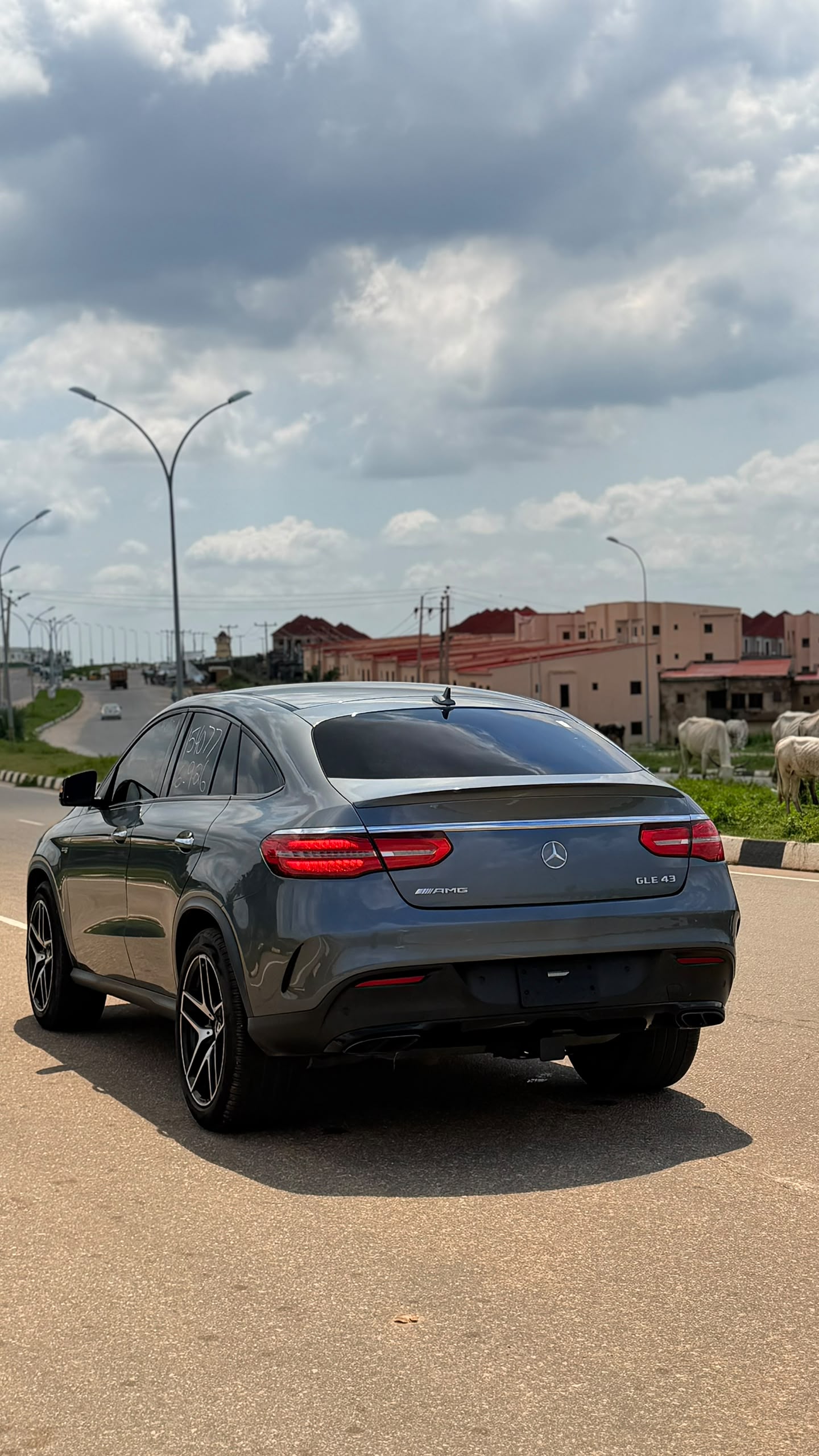 
								FOREIGN USED 2020 MERCEDEZ BENZ GLE 43 AMG WITH PUSH TO START, FULL PANORAMIC ROOF,LEATHER HEATED AND VENTILATED SEATS,ANTI BRAKE SYSTEM,REVERSE CAMERA POWER BOOT AND VERIFIED DUTY VALID FOR 68 MILLION NAIRA ONLY full									