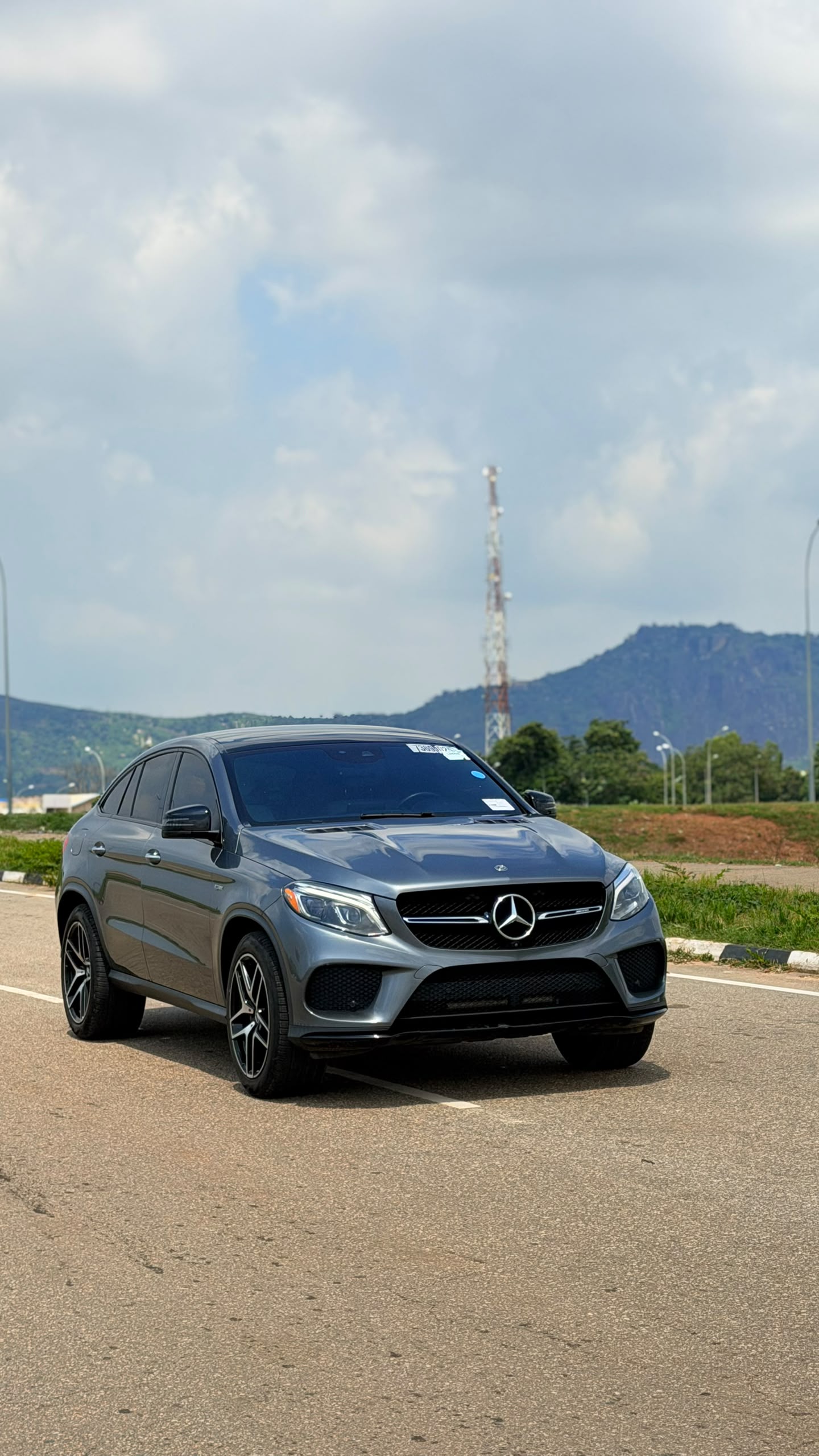 
								FOREIGN USED 2020 MERCEDEZ BENZ GLE 43 AMG WITH PUSH TO START, FULL PANORAMIC ROOF,LEATHER HEATED AND VENTILATED SEATS,ANTI BRAKE SYSTEM,REVERSE CAMERA POWER BOOT AND VERIFIED DUTY VALID FOR 68 MILLION NAIRA ONLY full									