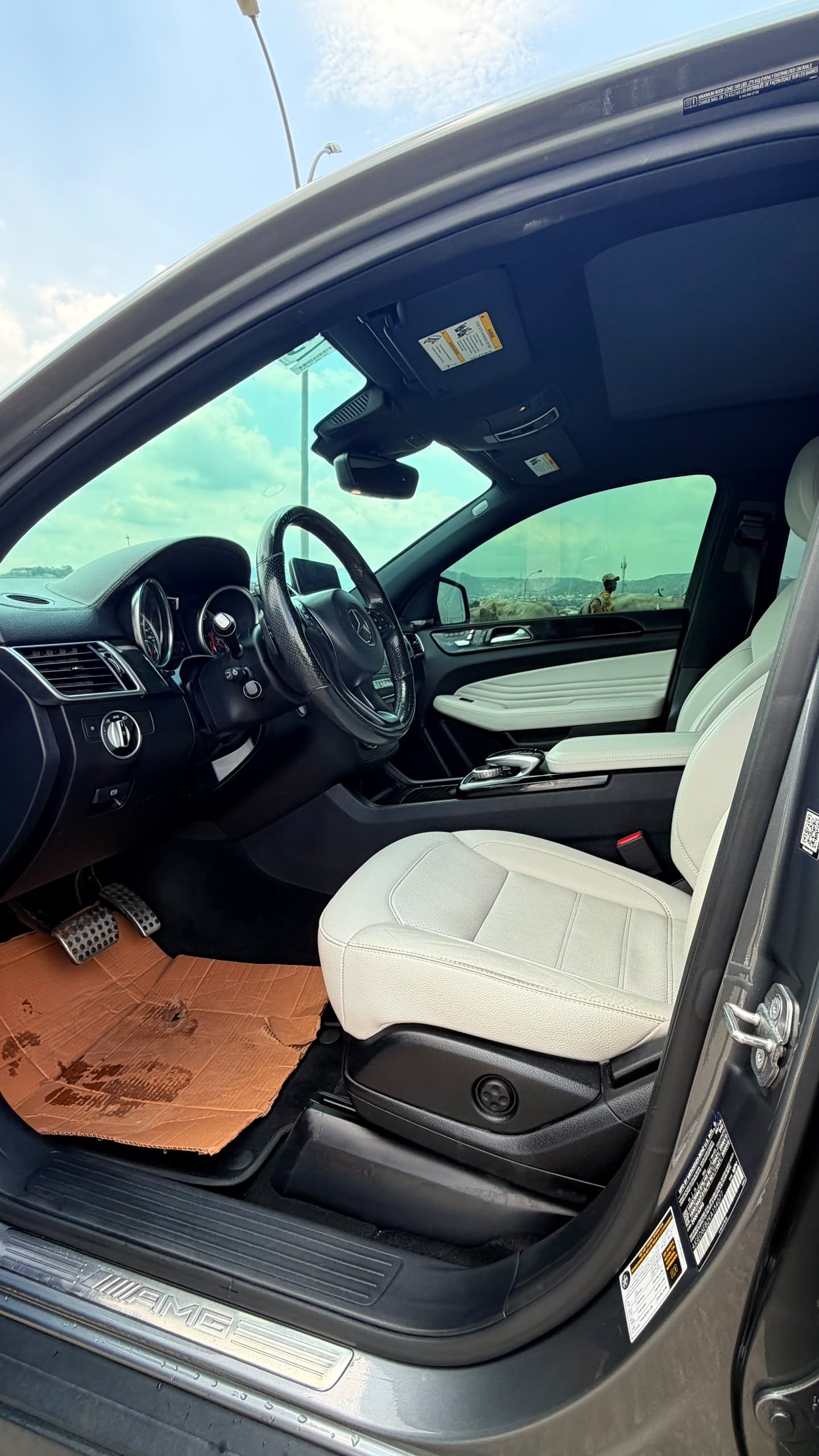 
								FOREIGN USED 2020 MERCEDEZ BENZ GLE 43 AMG WITH PUSH TO START, FULL PANORAMIC ROOF,LEATHER HEATED AND VENTILATED SEATS,ANTI BRAKE SYSTEM,REVERSE CAMERA POWER BOOT AND VERIFIED DUTY VALID FOR 68 MILLION NAIRA ONLY full									