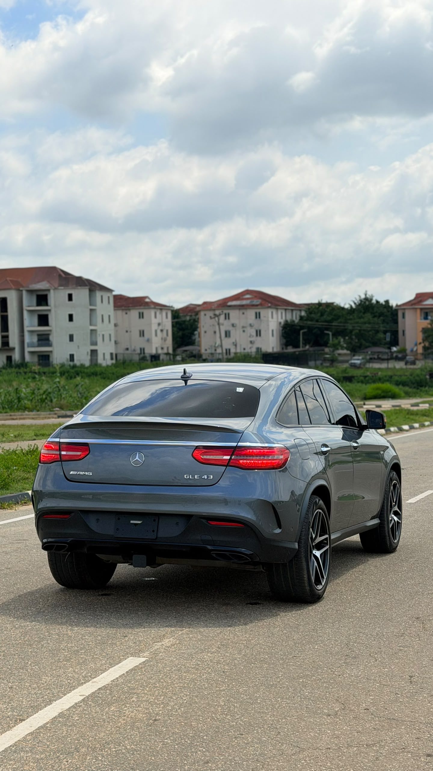 
								FOREIGN USED 2020 MERCEDEZ BENZ GLE 43 AMG WITH PUSH TO START, FULL PANORAMIC ROOF,LEATHER HEATED AND VENTILATED SEATS,ANTI BRAKE SYSTEM,REVERSE CAMERA POWER BOOT AND VERIFIED DUTY VALID FOR 68 MILLION NAIRA ONLY full									