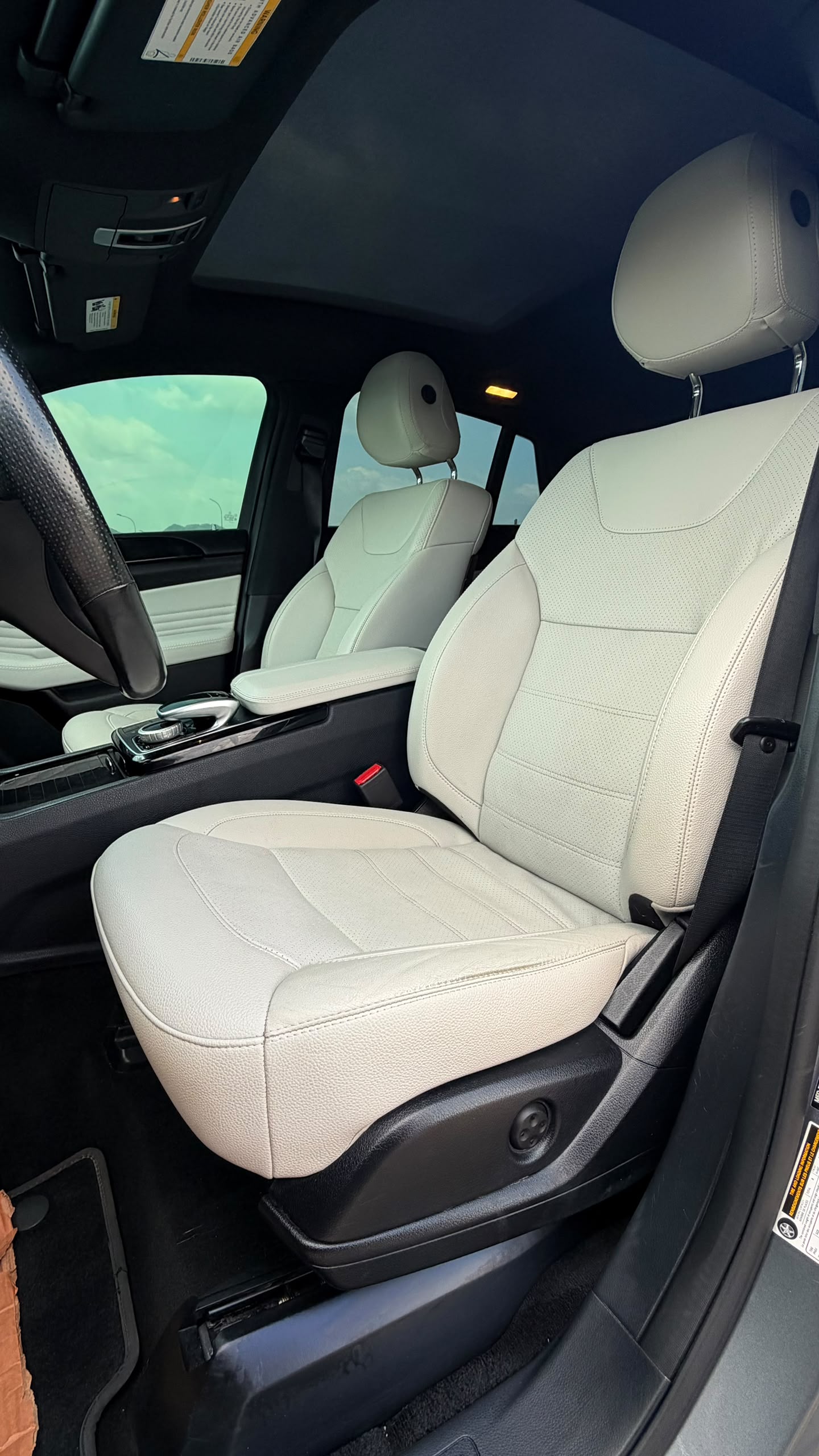 
								FOREIGN USED 2020 MERCEDEZ BENZ GLE 43 AMG WITH PUSH TO START, FULL PANORAMIC ROOF,LEATHER HEATED AND VENTILATED SEATS,ANTI BRAKE SYSTEM,REVERSE CAMERA POWER BOOT AND VERIFIED DUTY VALID FOR 68 MILLION NAIRA ONLY full									