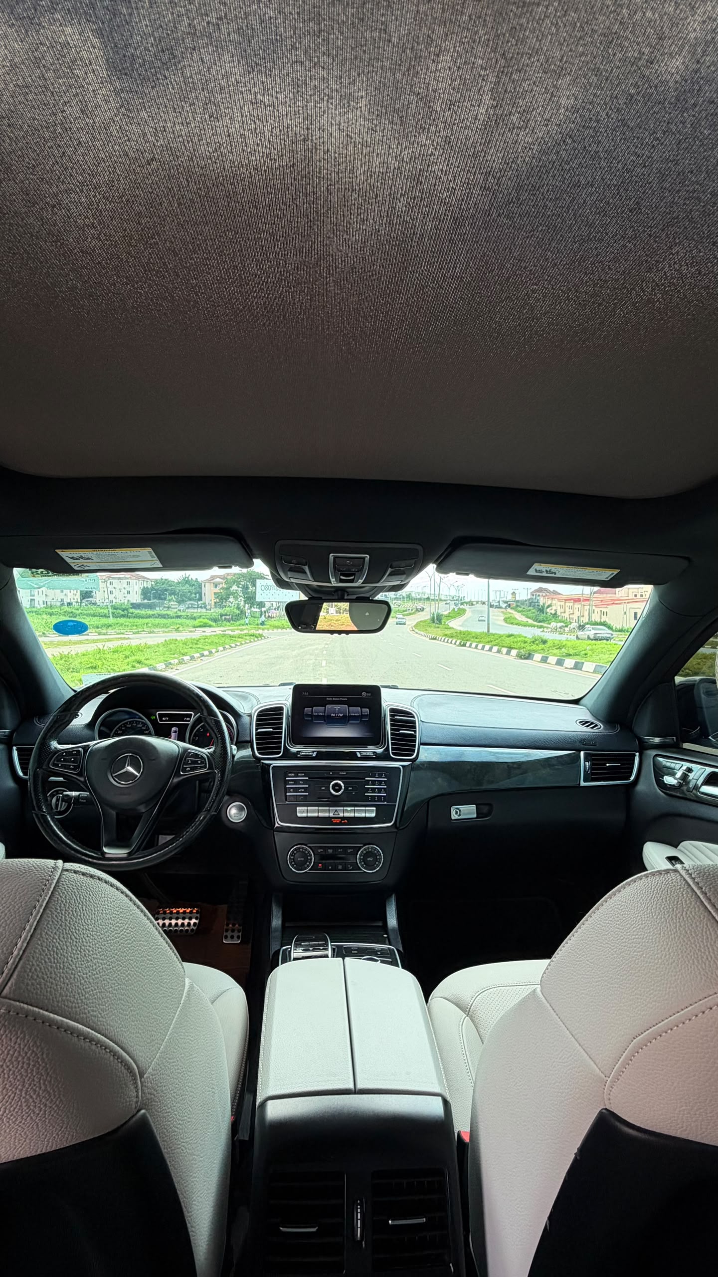 
								FOREIGN USED 2020 MERCEDEZ BENZ GLE 43 AMG WITH PUSH TO START, FULL PANORAMIC ROOF,LEATHER HEATED AND VENTILATED SEATS,ANTI BRAKE SYSTEM,REVERSE CAMERA POWER BOOT AND VERIFIED DUTY VALID FOR 68 MILLION NAIRA ONLY full									