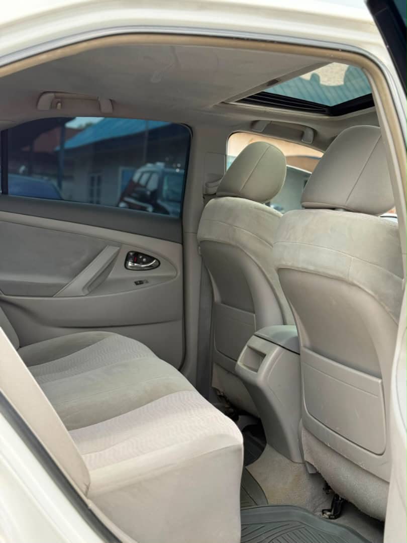 
								A super clean Nigerian used Toyota Camry LE.2011 model with duty paid in excellent condition  ON WHEELS:::::   🔛 Key entry  🔛Chilling ac 🔛 Fabric seat 💺  🔛 open roof  🔛 Clean body and interior ⬆️Price:N7.750M ONLY  Location 📍 ABUJA DEAL full									