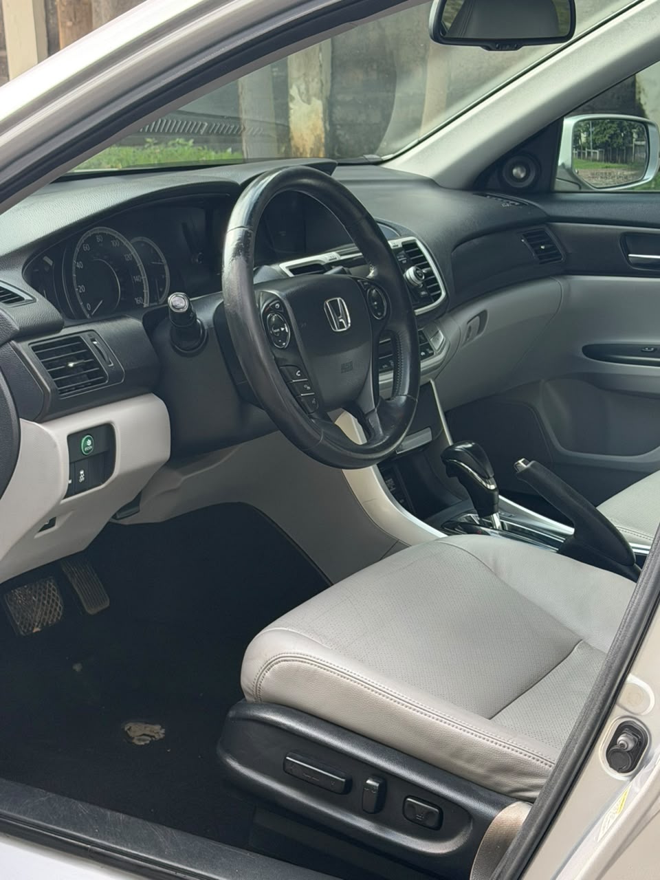 
								Extremely clean Belgium standard First body 6months used Honda Accord 2014 double screen with untermperd system  10.3m abujadeal full									