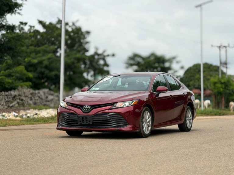 FOREIGN USED 2018 TOYOTA CAMRY LE V4 NOTHING TO FIX WITH ORIGINAL CUSTOM DUTY UNTAMPERED SYSTEM GOING FOR 22.5M ABUJA DEAL