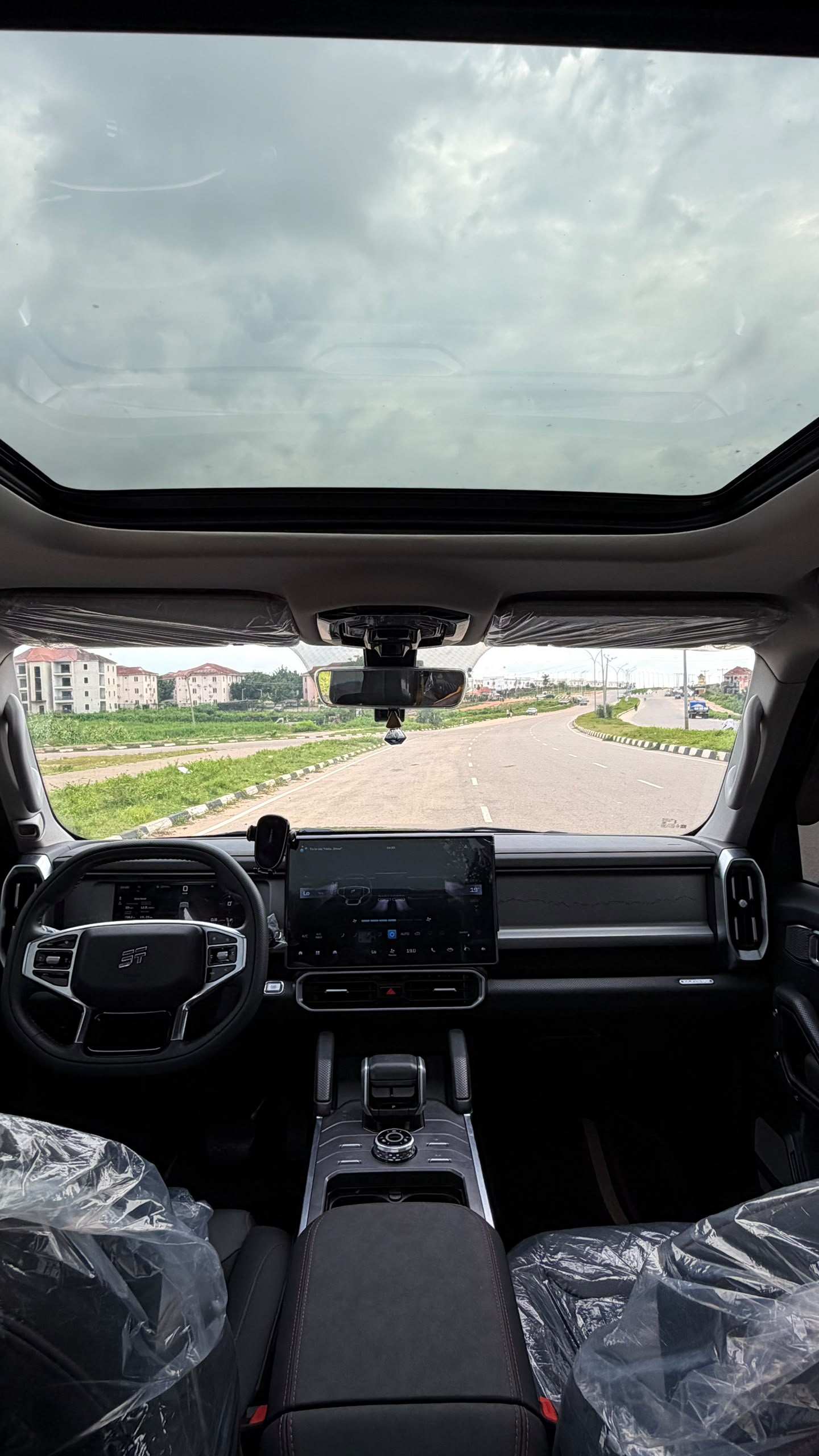
								FOREIGN USED 🇨🇳 2025 JETOUR T2 SUV WITH 360 DEGREE CAMERA,FULL PANORAMIC ROOF,CRUISE CONTROL ON HIGHER TRIMS,LANE ASSIST,AUTOMATIC EMERGENCY BRAKING,5.6 INCH CENTRAL SCREEN,PUSH TO START AND VERIFIED DUTY VALID FOR 45.5 MILLION NAIRA ONLY full									