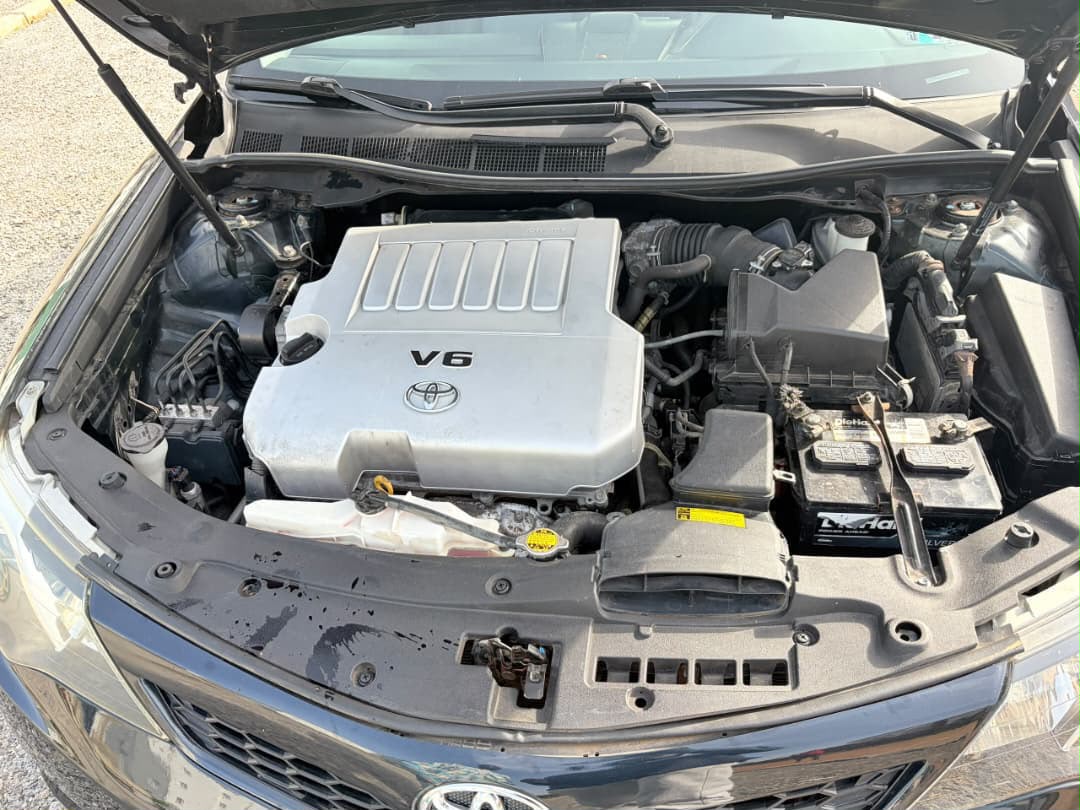 
								Extremely Clean 2012 direct  Belgium v6 camry with Keyless and open roof going for just 13.5M full									
