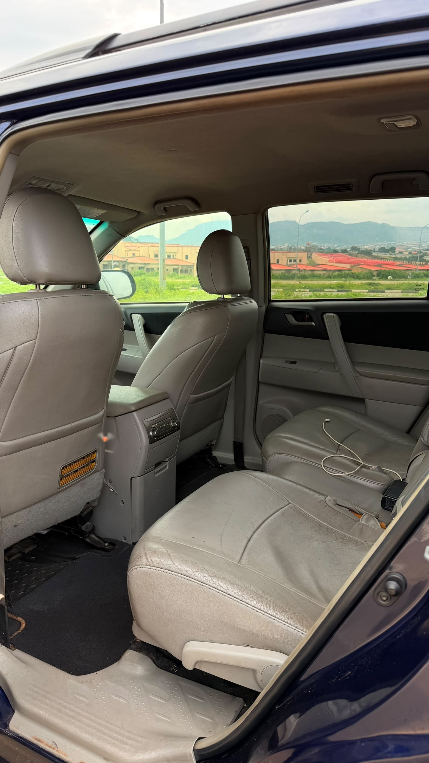 
								REGISTERED 2013 TOYOTA HIGHLANDER 4WD WITH KEY ENTRY UNTEMPERED V4 ENGINE AC CHILLING AND VERIFIED DUTY VALID,  💰 PRICE #12.5 MILLION 📍 LOCATION ABUJA full									